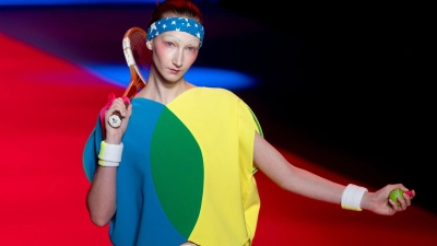 Bunt geht es zu bei der Modenschau von Agatha Ruiz de la Prada bei der Fashion Week in Madrid. (Foto: Alberto Ortega/EUROPA PRESS/dpa)