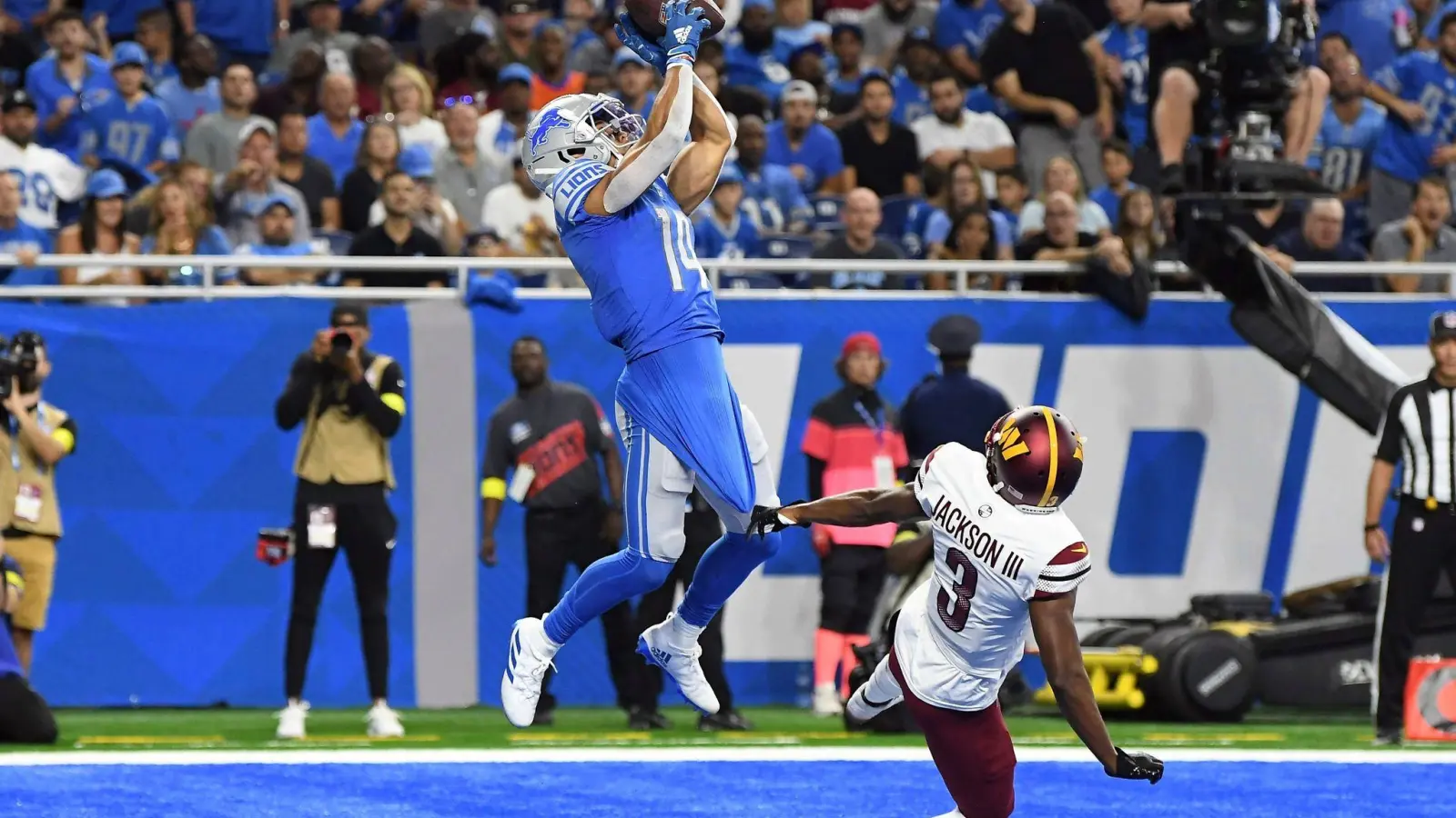 Lions-Receiver Amon-Ra St. Brown (l) erzielte gegen Washington zwei Touchdowns. (Foto: Lon Horwedel/FR170538 AP/dpa)