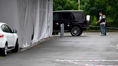 Bei einer Hochzeit nahe der Grenze zu Deutschland und Luxemburg hatten bewaffnete Angreifer die Feier gestürmt und das Feuer eröffnet. (Foto: Jean-Christophe Verhaegen/AFP/dpa)