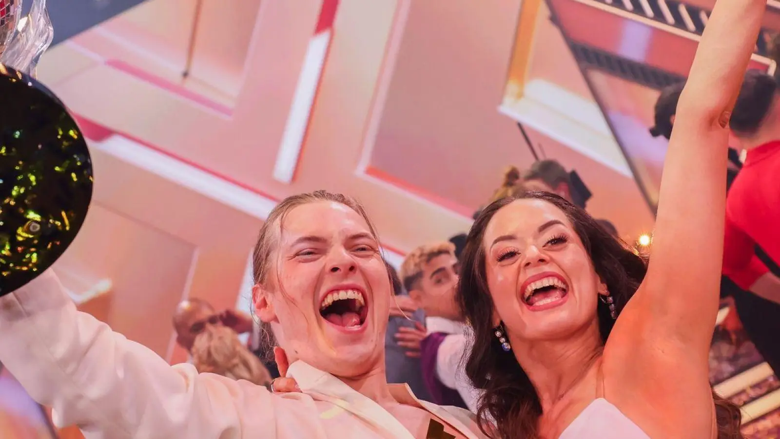 Der Favorit Gabriel Kelly, Sänger, freut sich mit Tanzpartnerin Malika Dzumaev über den Sieg und den Titel „Dancing Star 2024“. (Foto: Rolf Vennenbernd/dpa)