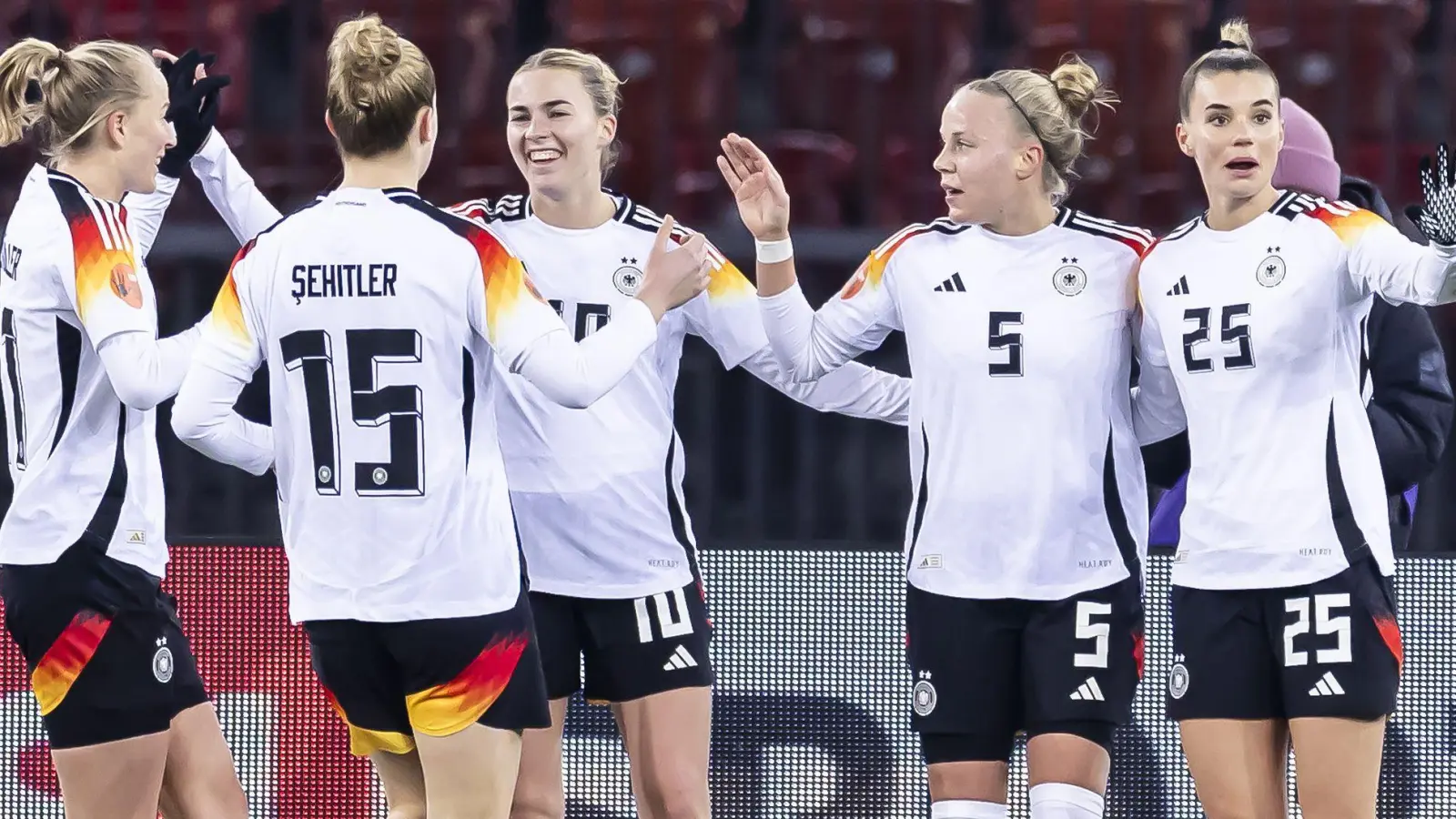 Jubel im Letzigrund: Deutschlands Fußballerinnen auf Torejagd (Foto: Michael Buholzer/KEYSTONE/dpa)