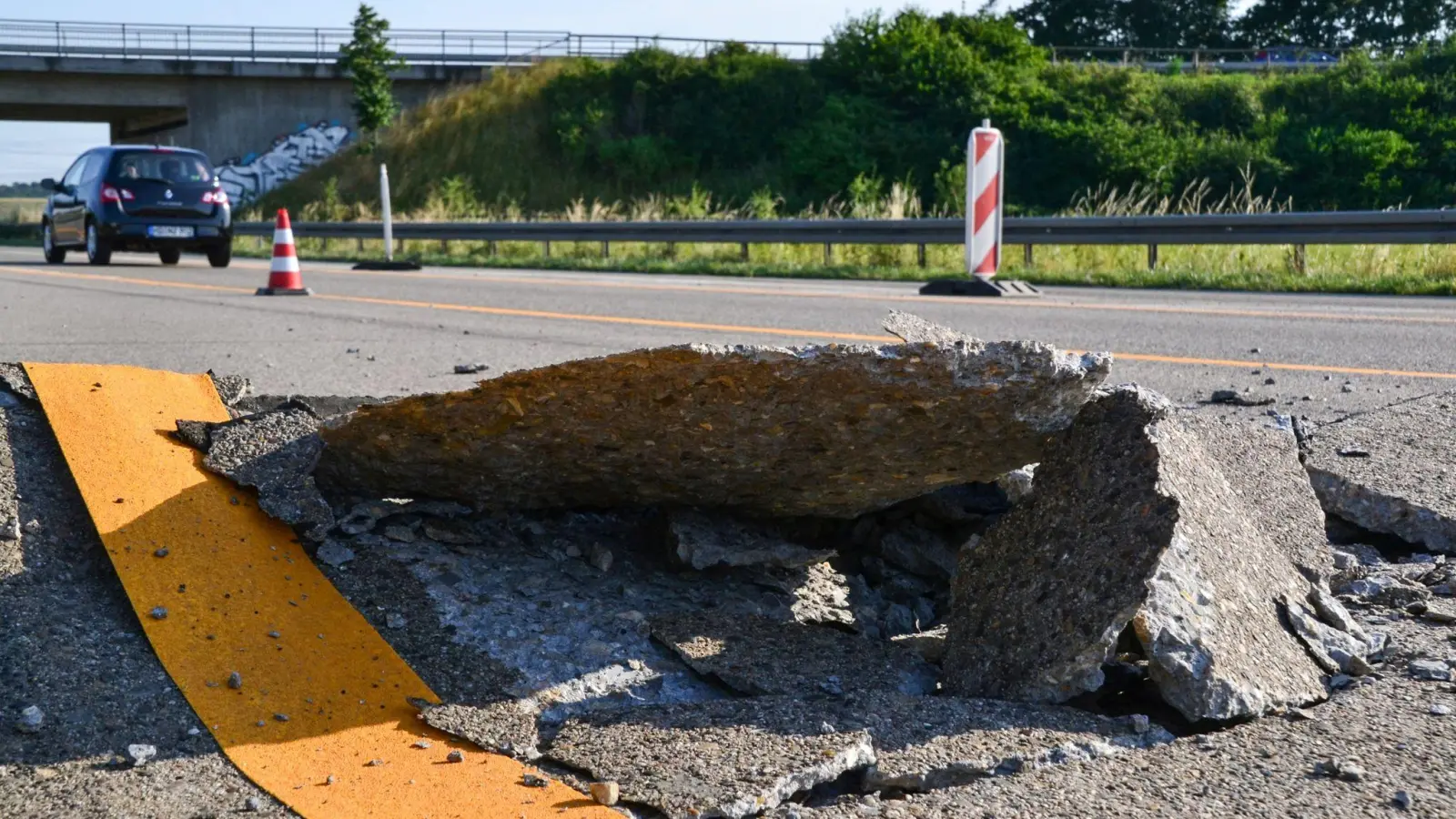 Bei Hitze können Blow-ups auf Autobahnen entstehen - ein Risiko für alle, insbesondere Motorradfahrer. (Foto: Rene Priebe/dpa/dpa-tmn)