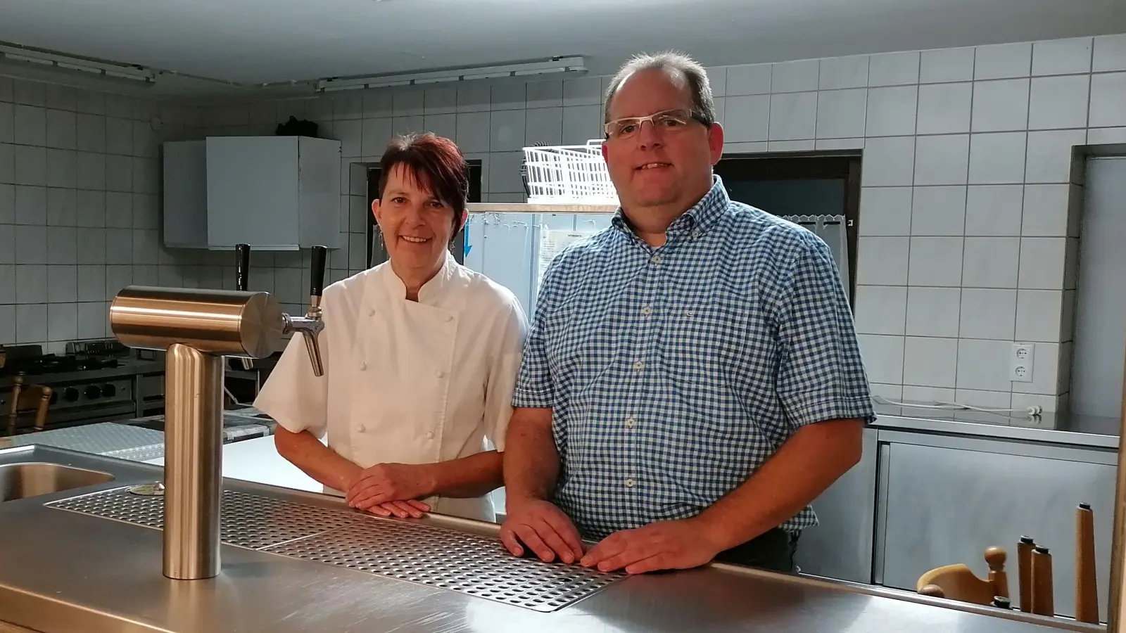 Bettina und Bernd Engelhardt freuen sich über ihren neuen Festsaal, mit dem sie ihren „Grünen Baum“ jetzt in der vierten Generation in die Zukunft führen. (Foto: Friedrich Zinnecker)