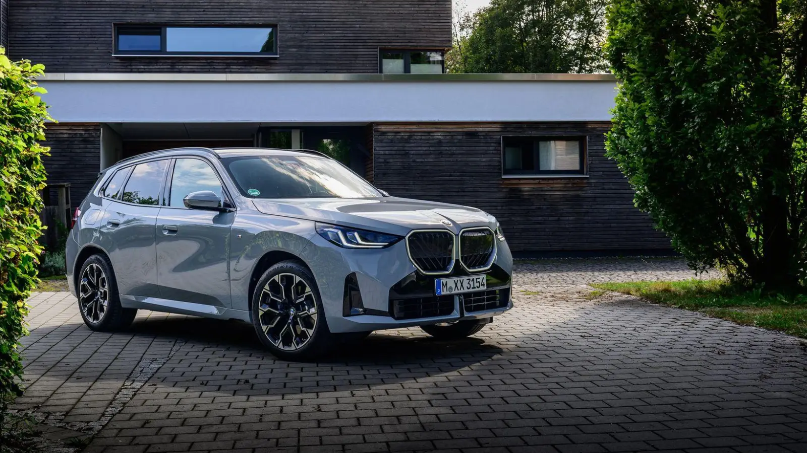 Die vierte Generation des SUV kommt laut BMW noch vor dem Winter zu Preisen ab 57.900 Euro in den Handel. (Foto: Uwe Fischer/BMW AG/dpa-tmn)