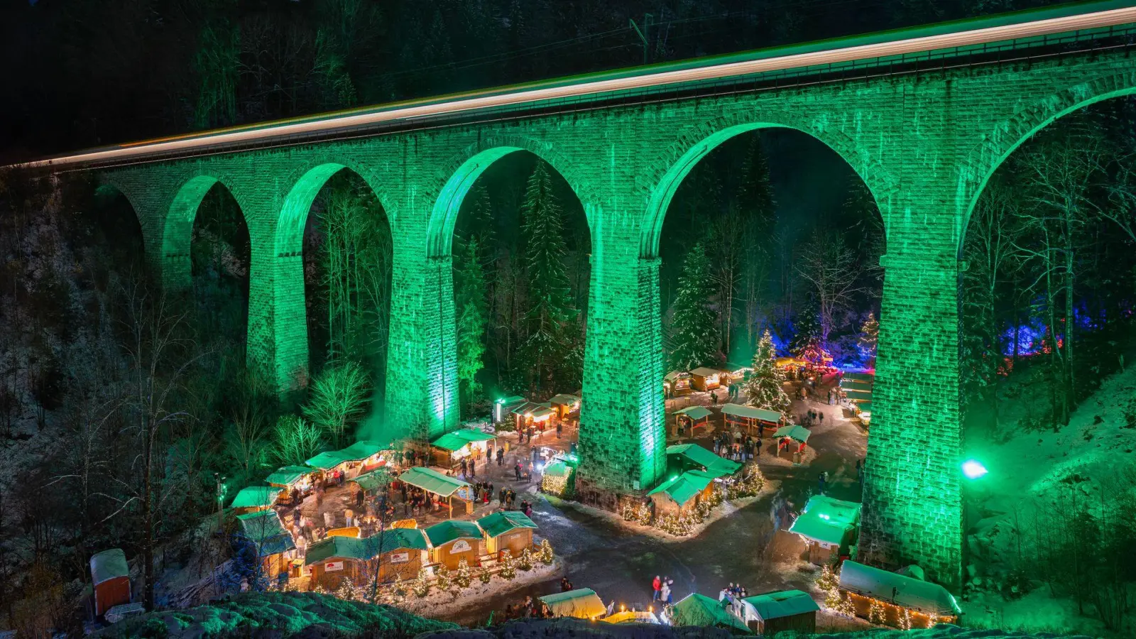 Illuminiertes Viadukt: Die Brücke der Höllentalbahn bietet eine einzigartige Kulisse für den Weihnachtsmarkt in der Ravennaschlucht.  (Foto: Hochschwarzwald Tourismus GmbH/dpa-tmn)