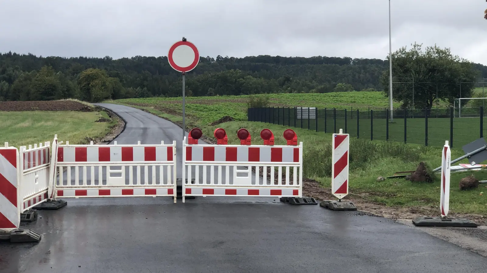 Aus Schalkhausen kommend ist am Sportplatz Schluss: Hier sind die Straßenbauarbeiten der Stadt noch nicht abgeschlossen. (Foto: Florian Pöhlmann)