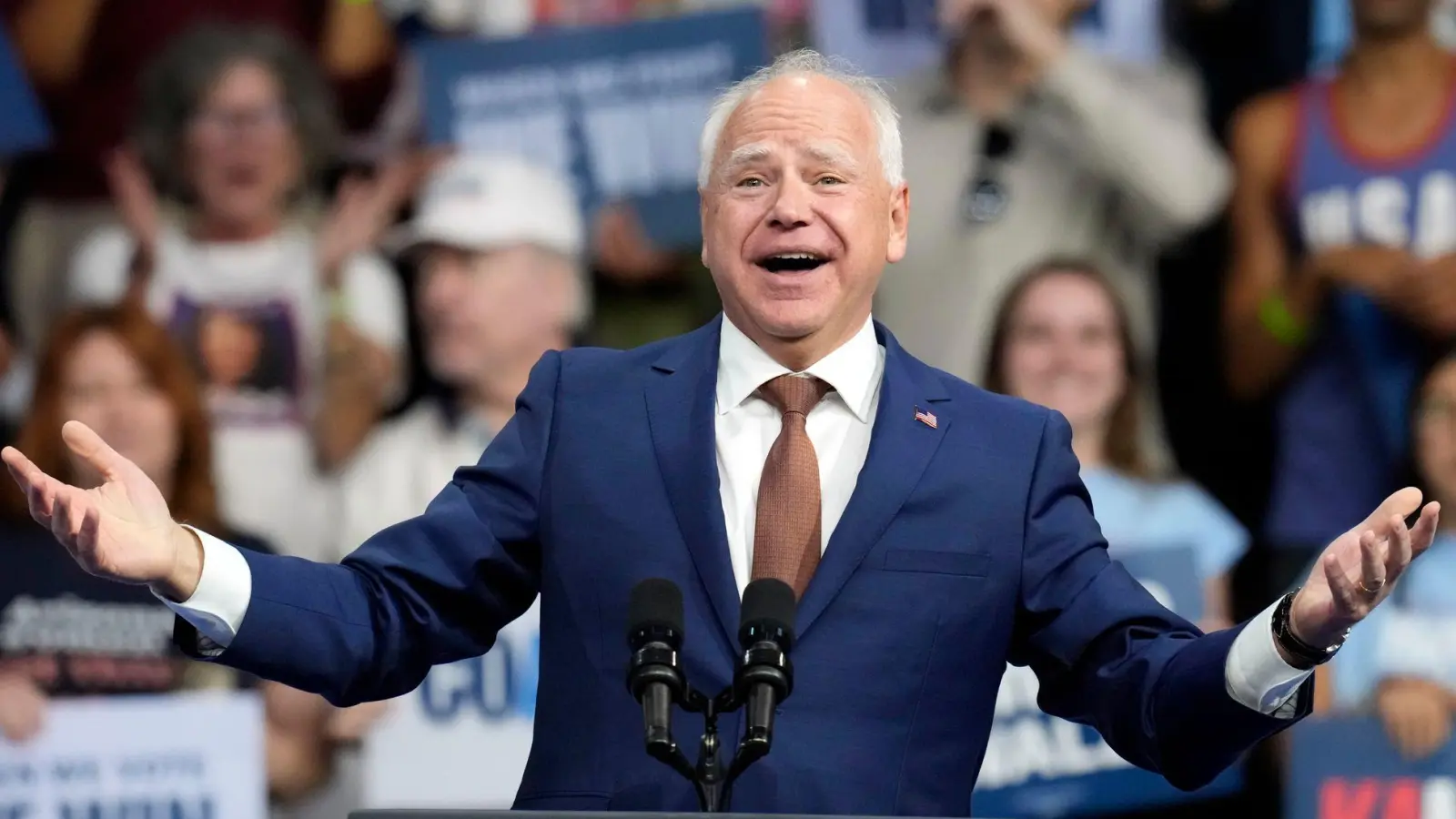 Auf dem Weg zu einer Wahlkampfkungebung geriet die Wagekolonne des Demokraten Tim Walz in einen Unfall. Der 60-Jährige wurde nicht verletzt. (Archivbild) (Foto: Ross D. Franklin/AP/dpa)