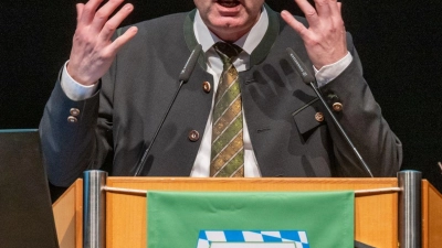 Hubert Aiwanger (Freie Wähler), bayerischer Wirtschafts- und Jagdminister, spricht in der Max-Reger-Halle auf der Landesversammlung des Bayerischen Jagdverbands (BJV). (Foto: Armin Weigel/dpa)