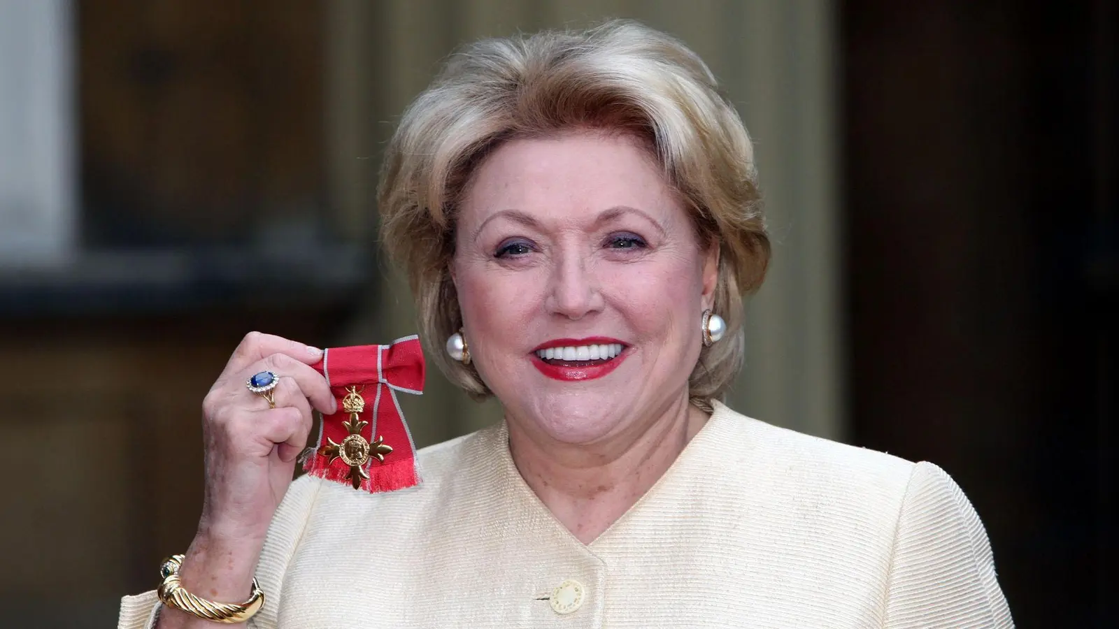 Barbara Taylor Bradford hat im Buckingham Palace in London den Orden „Member of the Most Excellent Order of the British Empire“ erhalten. (Foto Archiv) (Foto: Steve Parsons/PA Wire/dpa)