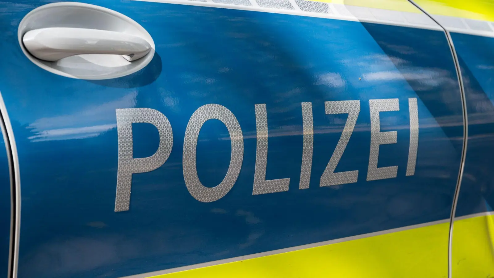 Die Polizei sammelte fünf Kanister mit Gefahrstoffen in Burgbernheim auf. Jetzt wird der Besitzer gesucht. (Symbolbild: Daniel Vogl/dpa)