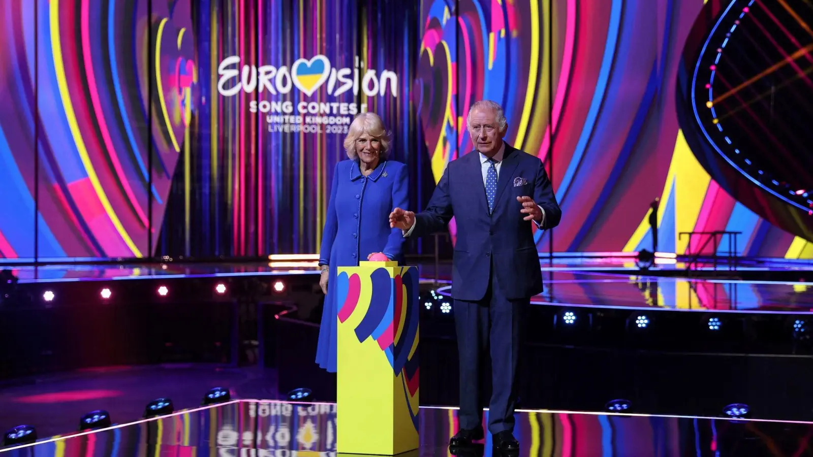 König Charles III. und Königsgemahlin Camilla auf der ESC-Bühne in Liverpool. (Foto: Phil Noble/PA Wire/dpa)