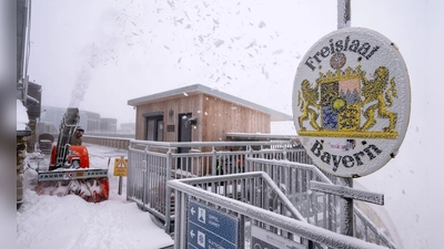 Schnee auf der Zugspitze: Mehrere Zentimeter kamen dort in der Nacht zusammen. (Foto: Peter Kneffel/dpa)