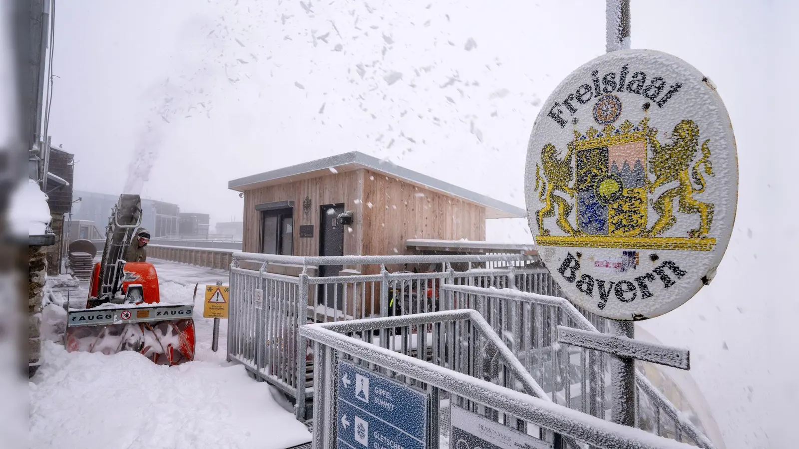 Schnee auf der Zugspitze: Mehrere Zentimeter kamen dort in der Nacht zusammen. (Foto: Peter Kneffel/dpa)