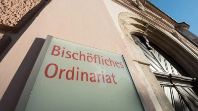 Bischöfliches Ordinariat steht auf einem Schild an einem Gebäude des Bistums Eichstätt. Das Bistum hat nun eine Mitarbeiterin aus dem Kindergartenbereich wegen strafrechtlicher Ermittlungen freigestellt. Archivbild (Foto: Armin Weigel/dpa)