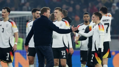 Julian Nagelsmann bedankt sich bei seinen Spielern nach einem guten Länderspieljahr.  (Foto: Christian Charisius/dpa)