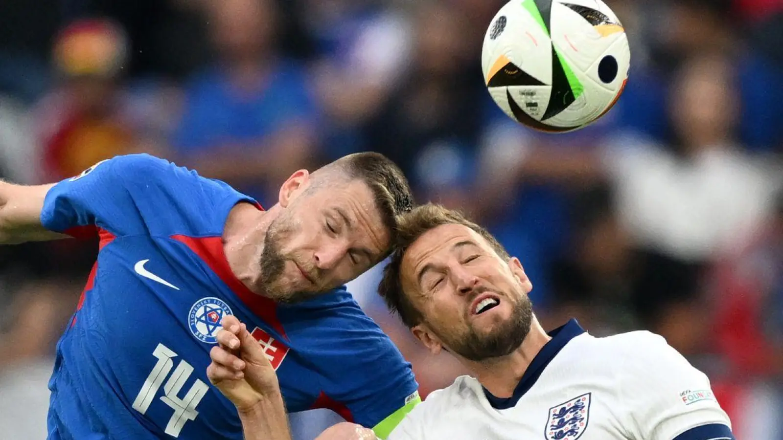 Bloß nicht den Kopf verlieren: Im Achtelfinale kämpfen Milan Skriniar aus der Slowakei und Englands Harry Kane um den Ball. (Foto: Bernd Thissen/dpa)