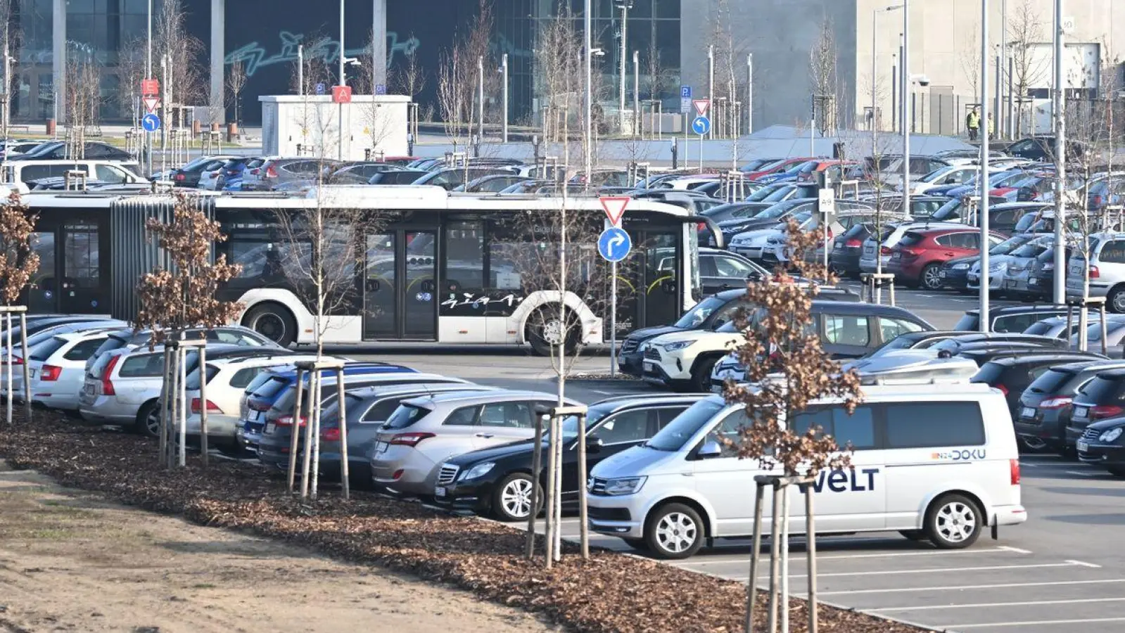 Ende Januar fuhr Tesla die Autofertigung in Grünheide wegen der Angriffe der Huthi-Miliz auf Schiffe im Roten Meer für rund zwei Wochen herunter - und nun schon wieder. (Foto: Sebastian Gollnow/dpa)