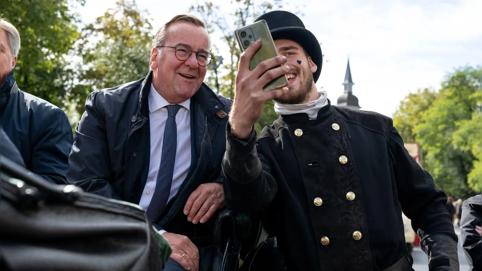 Verteidigungsminister Pistorius macht Selfies mit einem Darsteller des Festumzugs des Oldenburger Kramermarkts. Pistorius kam mit einem Besuch in Oldenburg seiner Pflicht als Grünkohlkönig nach. (Foto: Izabella Mittwollen/dpa)