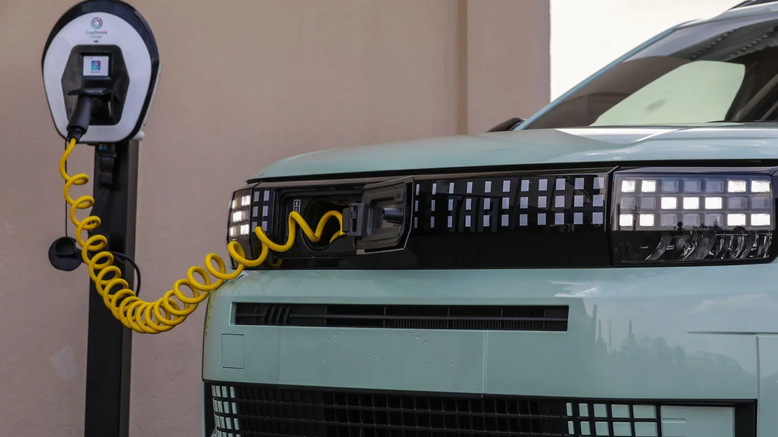 Kabel aus der Nase: Beim Fiat Grande Panda lässt sich das Ladekabel aus der Front ziehen. (Foto: Fiat/Stellantis/dpa-tmn)