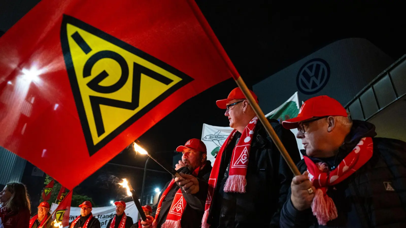 Mitarbeiter von Volkswagen demonstrierten mit Fackeln vor dem VW Werk in Osnabrück. (Foto: Guido Kirchner/dpa)