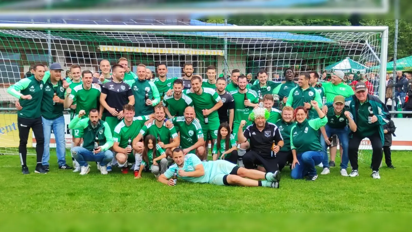 Die Meistertruppe, der SG Münchsteinach/Diespeck, stehend von links: Tobias Hofmann, Christian Ott (Trainer 2. Mannschaft), Mirco Kern, Michael Flohr, Tim Reiß, Timo Brandt, Dominik Herrmann, Marco Reiß, Jonathan Stirnweiß, Ingo Drotleff, Tonio Kage, Patrick Reichert, Kai Neukirchner, Niko Dorn, Jan Huprich, Steven Huffman, Philipp Loscher, Jermaine Ahenda, Cheftrainer Rico Reinhold, Vincent Stark, Sebastian Wandel, Matthias Grätsche, Platzwart Wilhelm Schmidt. Kniend von links : Heiko Kilian, Niklas Friedrich, Christopher Beyer, Simon Rinke, Torwarttrainer Marko Dorn, Felix Friedrich, Philipp Schmidt, Abteilungsleiterin Gaby Schönleben vom DTV Diespeck. Liegend: Christopher Judel. (Foto: Andreas Götz)