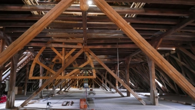 Bis zu 28 Zentimeter hängen einige Dachstuhl-Balken des Münsters durch. Die Holz-Konstruktion stammt aus dem 15. Jahrhundert.  (Foto: Roman Kocholl)
