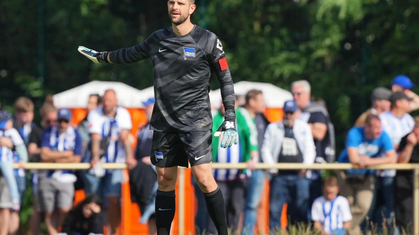 Wurde vom Landgericht Salzburg zu einer Geldstrafe verurteilt: Hertha-Torwart Marius Gersbeck. (Foto: Soeren Stache/dpa)