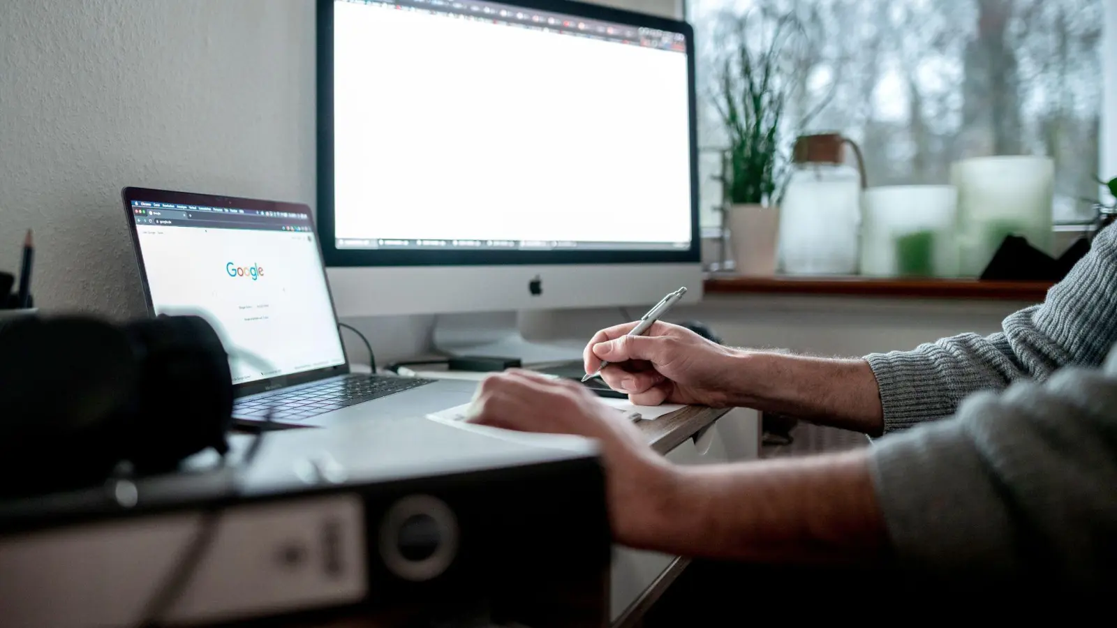 Arbeitsplatz im Homeoffice: Zu Hause lässt es sich oft ungestörter arbeiten. (Foto: Fabian Strauch/dpa)