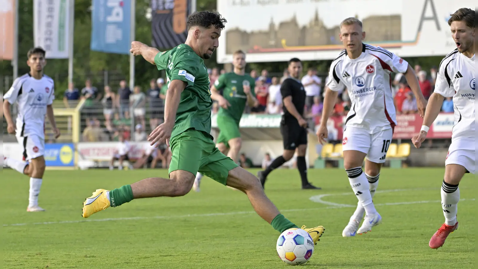 Fußball Regionalliga. © Martin Rügner. SpVgg Ansbach - 1. FC Nürnberg II. grün links: Tarkan Ücüncü (Ansbach). weiß 10: Benedikt Kirsch (NürnbergII) (Foto: Martin Rügner)