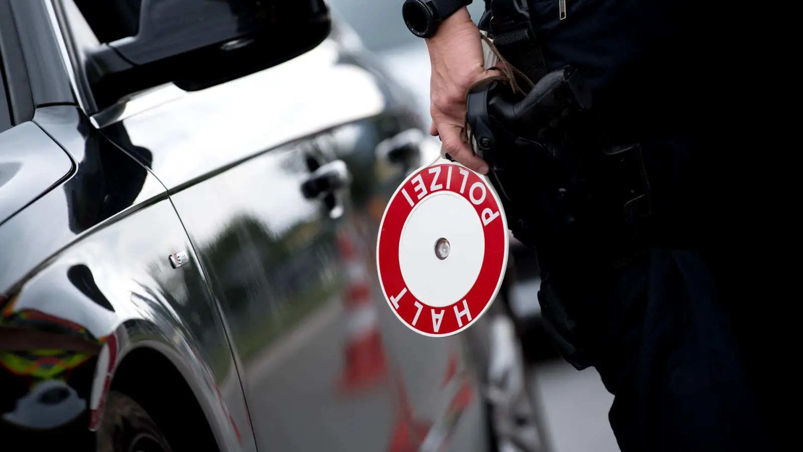 Zahlreiche Straftäter gingen der Bayerischen Grenzpolizei während der Fußball-EM ins Netz. (Archivbild) (Foto: Sven Hoppe/dpa)