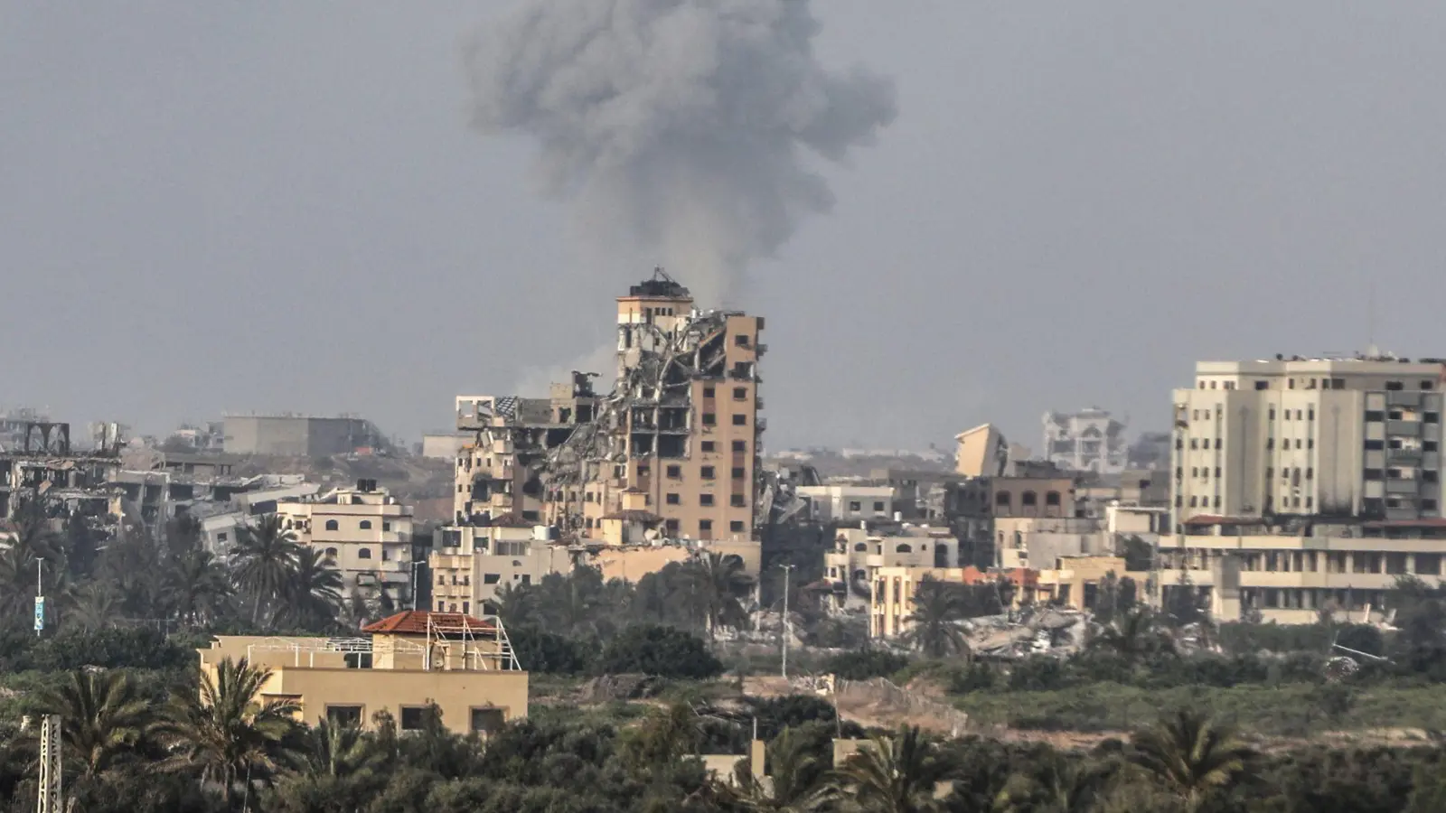 Nach einem israelischen Luftangriff steigt Rauch in der Stadt Gaza auf. (Archivbild) (Foto: Abed Rahim Khatib/dpa)