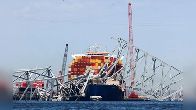 Die eingestürzte Francis-Scott-Key-Brücke liegt Mitte April auf dem Containerschiff Dali. Jetzt ist die Hafeneinfahrt wieder vollständig befahrbar. (Foto: Julia Nikhinson/AP/dpa)