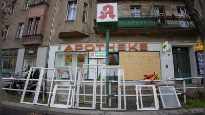 Diese Apotheke wurde teils zerstört. (Foto: Joerg Carstensen/dpa)