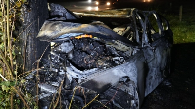 Bei dem Unfall starb der Beifahrer noch im Auto. (Foto: Friedrich/Vifogra/dpa)