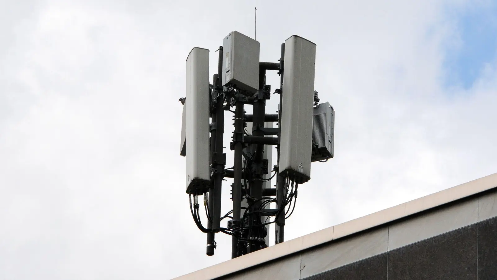 Mobilfunkantennen des Funkstandards 4G (länglich) und 5G (quadratisch) sind auf dem Dach der Bundesnetzagentur an einem Mast montiert. (Foto: Wolf von Dewitz/dpa)