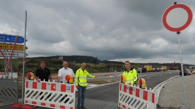 Seit Freitagnachmittag kann der Verkehr auf der B25 zwischen Feuchtwangen und Dorfgütingen wieder fließen (von links): Holger Hutmann von der Bauverwaltung und zweiter Bürgermeister Walter Soldner zusammen mit Bauleiter Werner Graßmüller und Felix Röschenthaler von der Firma EHF kurz vor der Freigabe. (Foto: Peter Zumach)