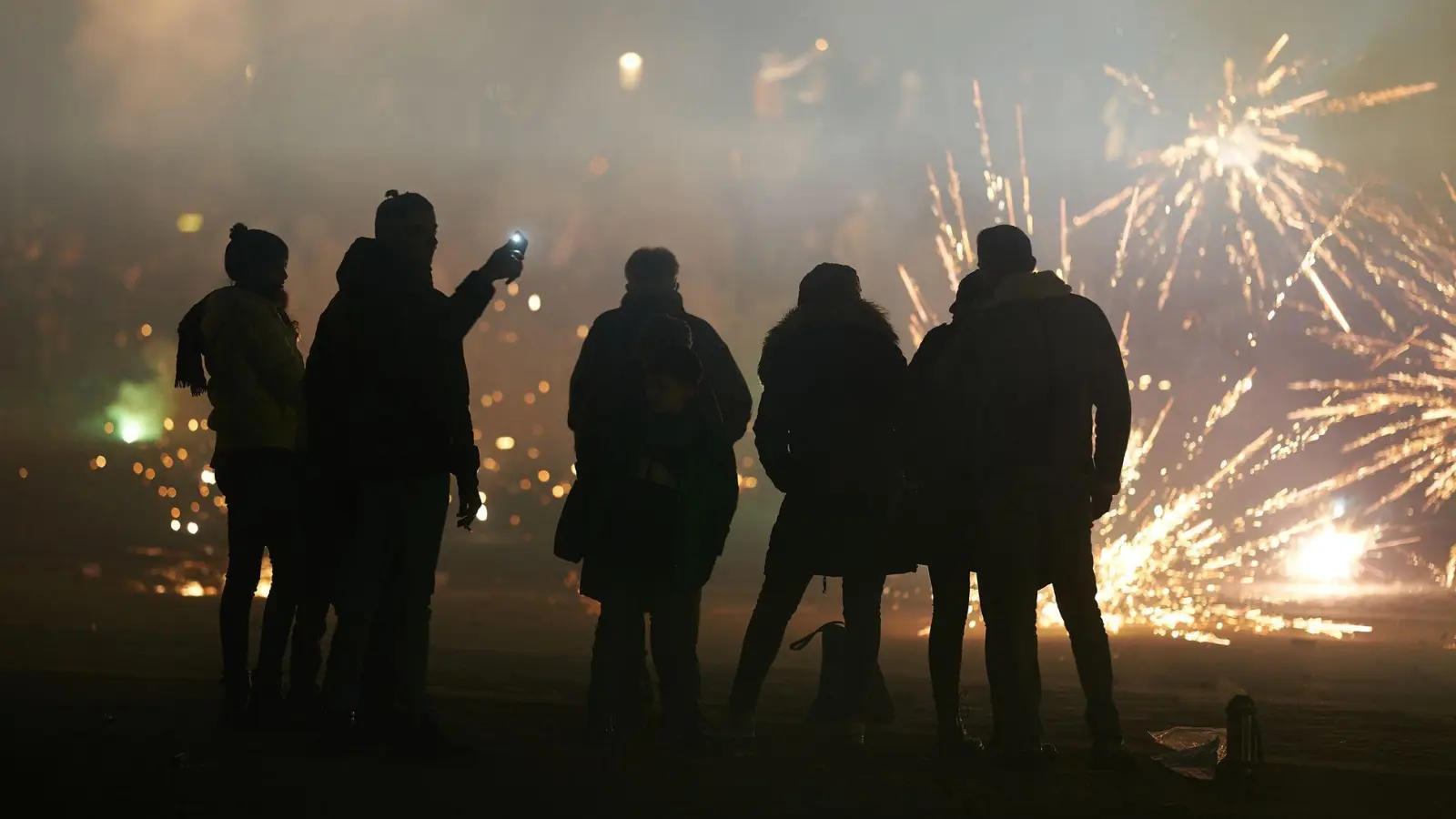 Lauter als ein Presslufthammer: Böller können Lautstärken von über 140 Dezibel erreichen.  (Foto: Thomas Frey/dpa/dpa-tmn)