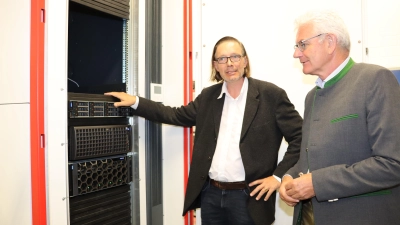 Prof. Dr. Patrick Noack (links) von der Hochschule Weihenstephan-Triesdorf erläuterte dem Bundestagsabgeordneten Artur Auernhammer die Dimensionen des neuen KI-Servers in Merkendorf (Landkreis Ansbach). (Foto: Thomas Schaller)