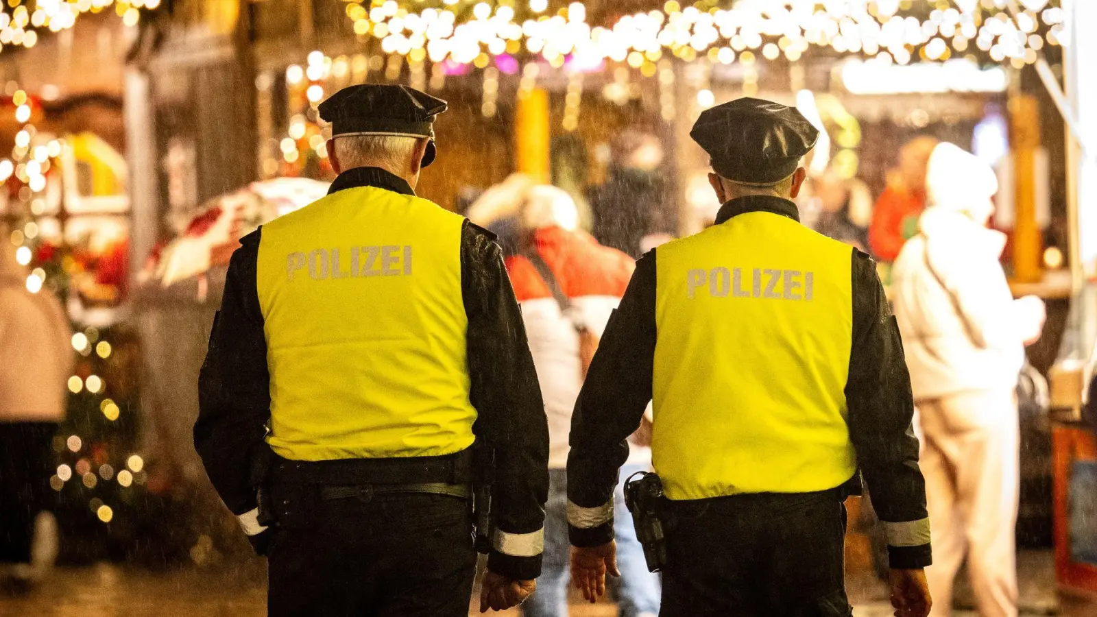 Weihnachtsmärkte locken auch immer viele Menschen mit krimineller Energie an - eine Gesetzesnovelle soll der Polizei die Arbeit erleichtern. (Archivbild)  (Foto: Sina Schuldt/dpa)