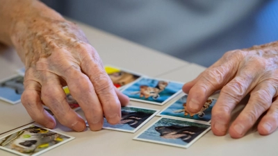 Das Spielen von Memory soll gegen den Gehirnabbau wirken. Bald könnte es im frühen Alzheimer-Stadium auch ein Medikament zum Bremsen der Krankheit geben. (Foto: Sven Hoppe/dpa)