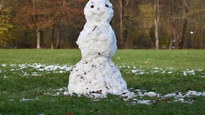 Schlechte Zeiten für Schneemänner. Ein Schneemann steht auf einer grünen Wiese im Englischen Garten in München. In den kommenden Tagen sollen die Temperaturen deutlich ansteigen. (Foto: Katrin Requadt/dpa)