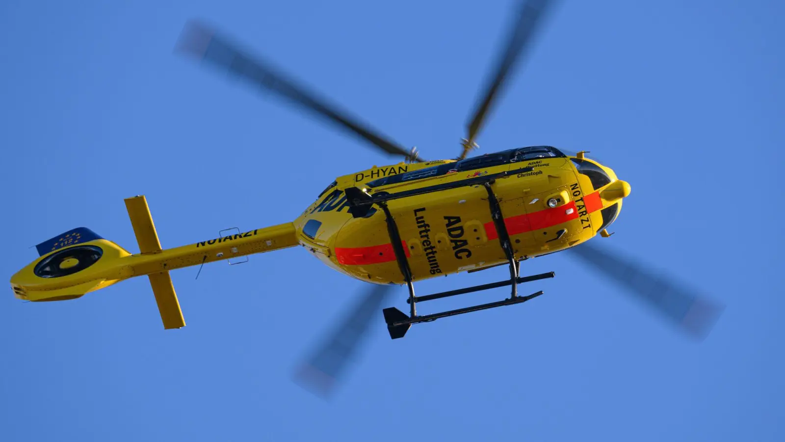 Obwohl der Rettungshubschrauber ihn schnell in die Klinik brachte, kam am Ende jede Hilfe zu spät.(Symbolbild) (Foto: Robert Michael/dpa)