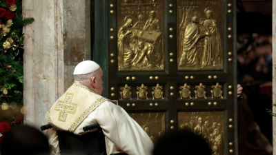 Im stillen Gebet sitzt Franziskus vor der Heiligen Pforte. (Foto: Remo Casilli/Pool Reuters/AP/dpa)