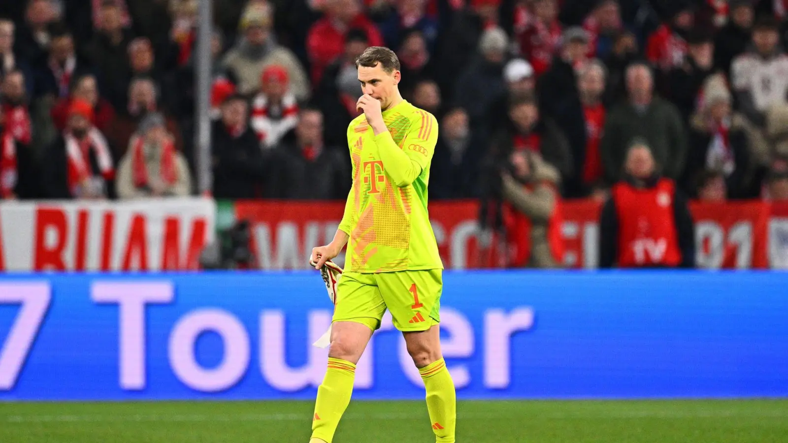 Nach seiner Roten Karte im Pokal fällt Bayern-Torwart Manuel Neuer nun gegen Heidenheim wegen einer Verletzung aus. (Foto: Tom Weller/dpa)