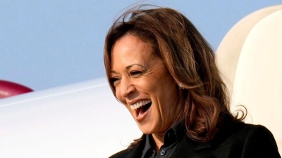 Die demokratische US-Präsidentschaftskandidatin Kamala Harris kann als amtierende Vizepräsidentin im Wahlkampf die Regierungsmaschine nutzen. (Archivbild) (Foto: Jacquelyn Martin/AP/dpa)