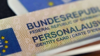 Ein Personalausweis der Bundesrepublik Deutschland liegt auf einem Führerschein. (Foto: Marijan Murat/dpa)