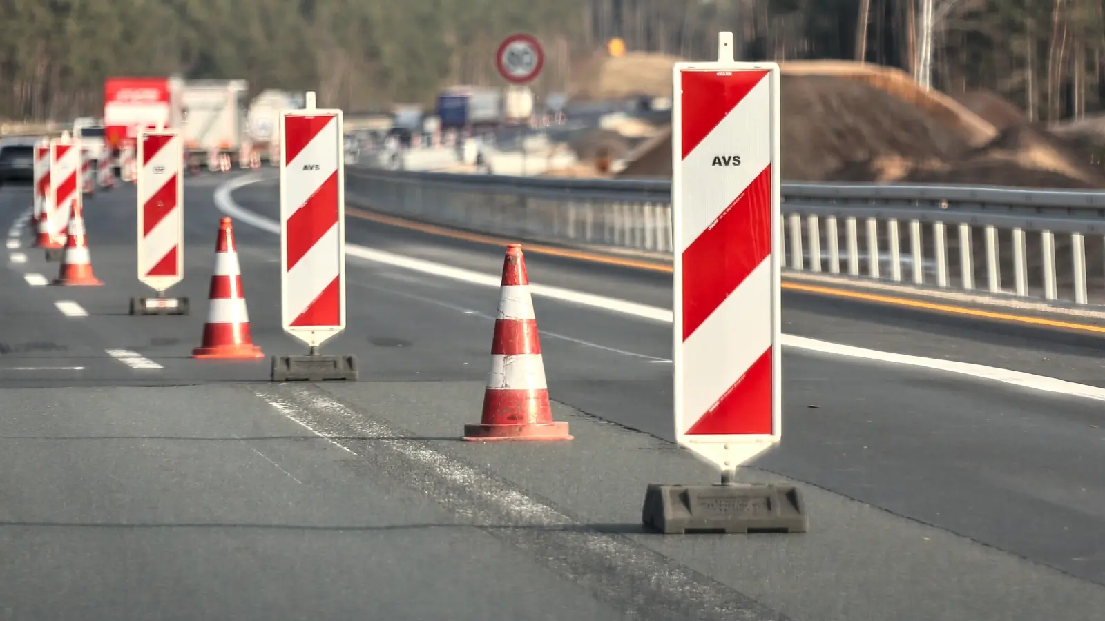 Acht Warnbaken mit orangenem Blinklicht hat ein 76-Jähriger auf der A6 umgefahren. (Symbolbild: Tizian Gerbing)