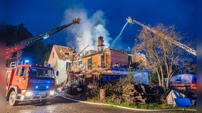 Das Haus ist explodiert - die Ursache noch unbekannt. (Foto: News5 / Ferdinand Merzbach/NEWS5/dpa)