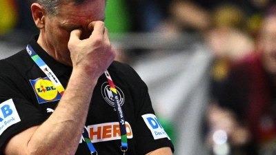 Bundestrainer Alfred Gislason und die DHB-Auswahl haben das Länderspiel gegen Schweden verloren. (Foto: Tom Weller/dpa)