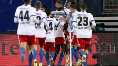 Hamburgs Spieler jubeln über den Treffer zum 2:1-Sieg gegen den FC St. Pauli. (Foto: Christian Charisius/dpa)